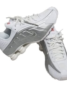 ◾NEW◾WOMEN'S (SIZE 9) NIKE SHOX R4